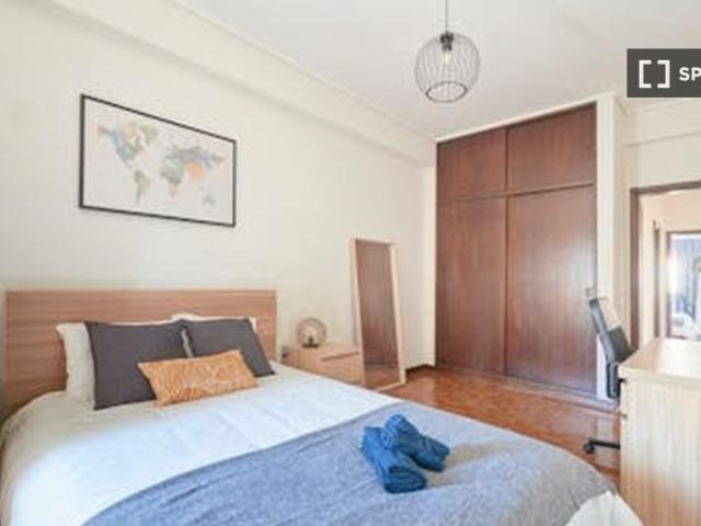 Quarto em apartamento compartilhado com 5 quartos, em Oeiras