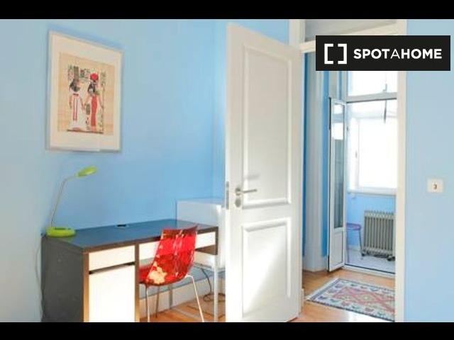 Quarto em apartamento compartilhado com 5 quartos em Lisboa