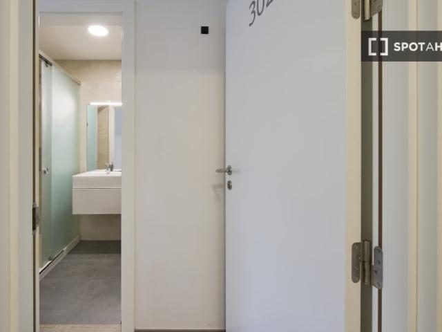 Quarto em apartamento compartilhado com 6 quartos em Lisboa