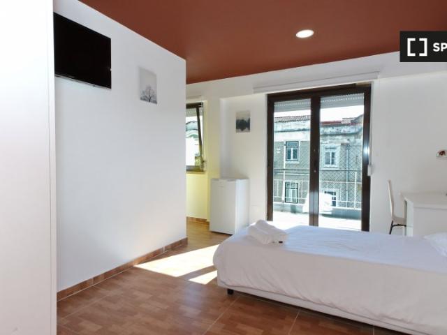 Quarto disponível para alugar em apartamento compartilhado com 8 quartos em Lisboa