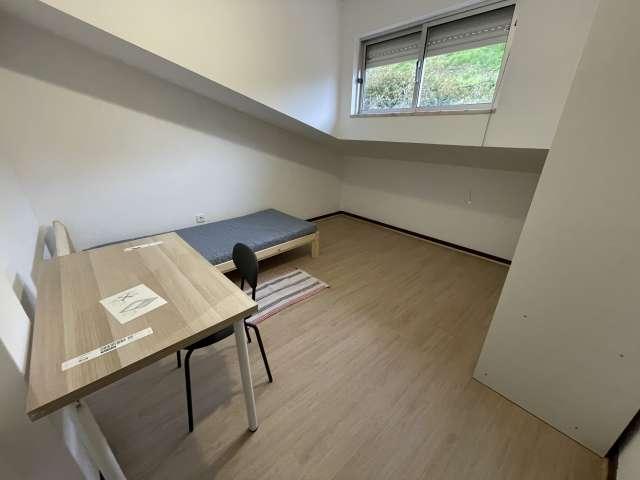 Quarto em apartamento compartilhado com 9 quartos em Coimbra