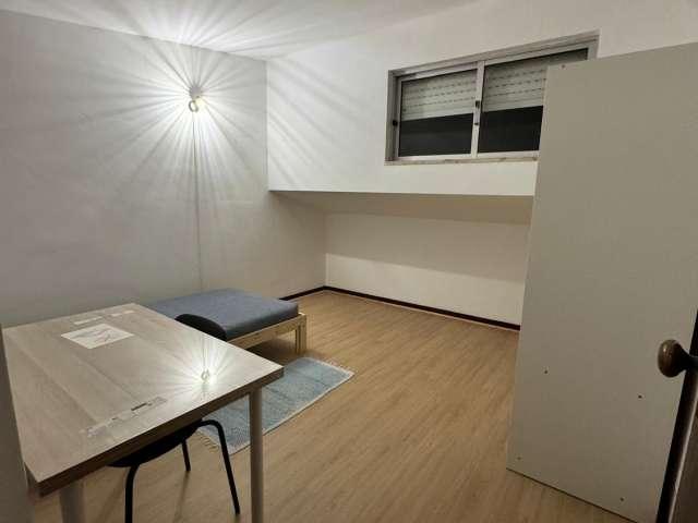 Quarto em apartamento compartilhado com 9 quartos em Coimbra
