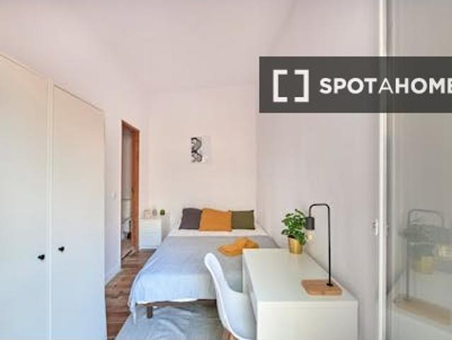 Quarto em apartamento compartilhado com 9 quartos, Lisboa