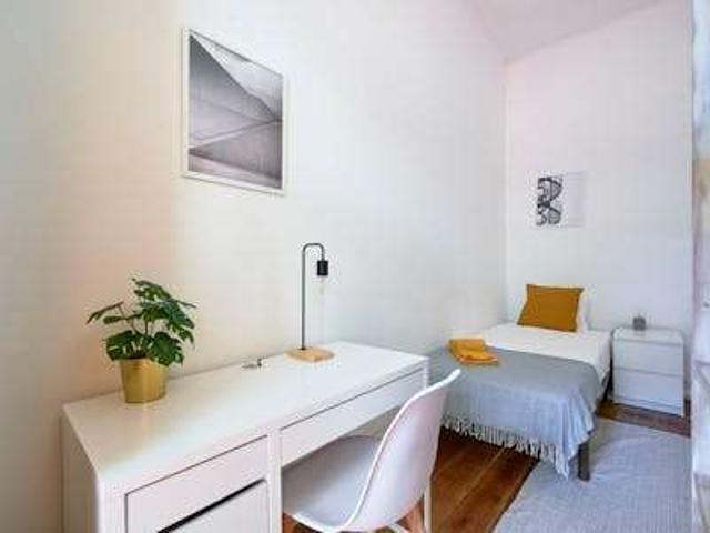 Quarto em apartamento compartilhado com 9 quartos, Lisboa