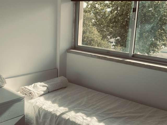 Quarto em apartamento compartilhado de 1 quarto em Almada