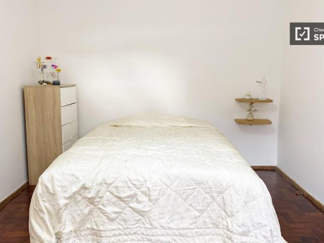 Quarto em apartamento compartilhado de 3 quartos para alugar em Laviras
