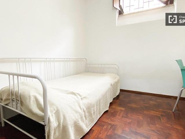 Quarto em apartamento compartilhado de 3 quartos para alugar em Laviras