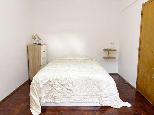 Quarto em apartamento compartilhado de 3 quartos para alugar em Laviras