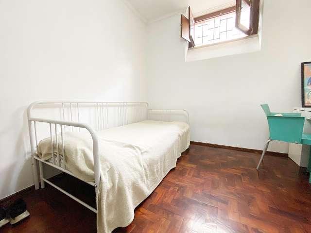 Quarto em apartamento compartilhado de 3 quartos para alugar em Laviras