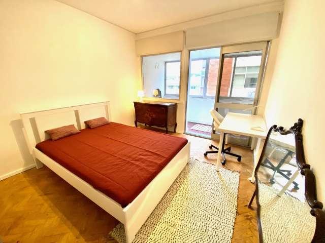 Quarto em apartamento compartilhado para alugar em Lareiras, Lisboa