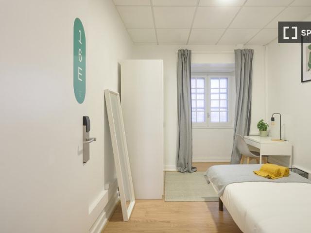Quarto em apartamento compartilhado para alugar em Lisboa, 6 quartos