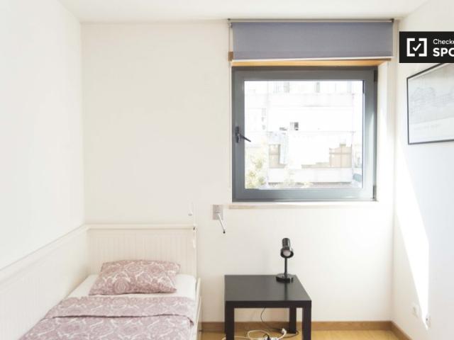 Quarto em apartamento compartilhado para alugar em Lisboa, com 3 quartos