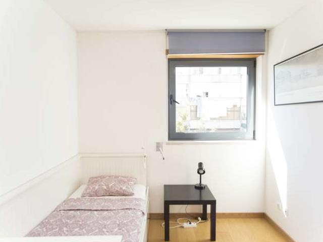 Quarto em apartamento compartilhado para alugar em Lisboa, com 3 quartos