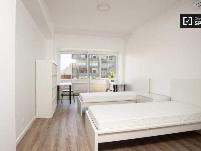 Quarto em apartamento de 7 quartos para alugar em Alvalade, Lisboa