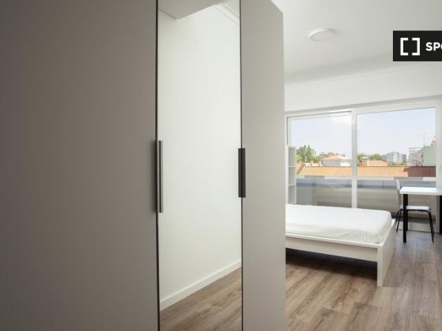Quarto em apartamento de 7 quartos para alugar em Alvalade, Lisboa