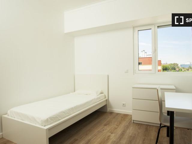 Quarto em apartamento de 7 quartos para alugar em Alvalade, Lisboa