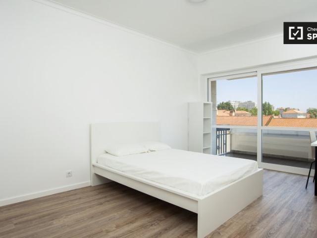 Quarto em apartamento de 7 quartos para alugar em Alvalade, Lisboa