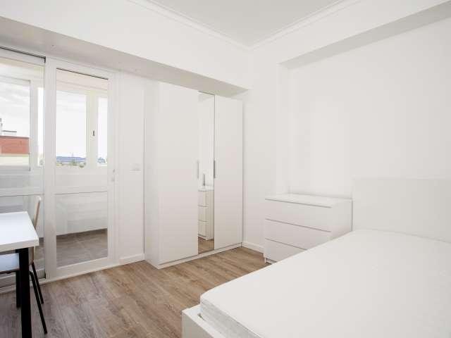 Quarto em apartamento de 7 quartos para alugar em Alvalade, Lisboa