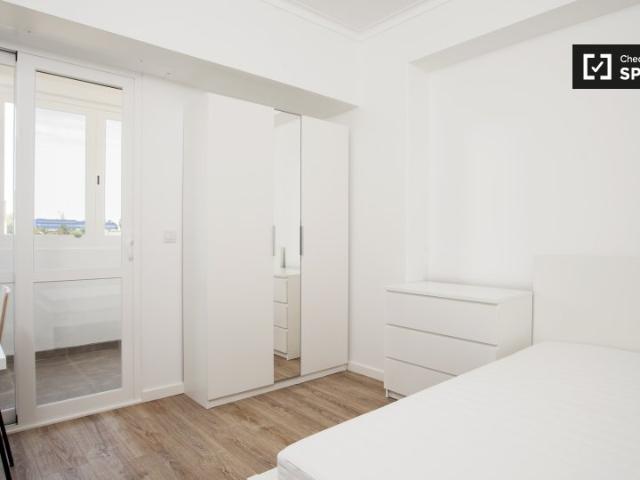 Quarto em apartamento de 7 quartos para alugar em Alvalade, Lisboa