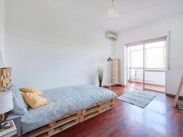 Quarto em apartamento de 5 quartos para alugar em Almada, Lisboa
