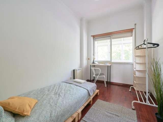 Quarto em apartamento de 5 quartos para alugar em Almada, Lisboa