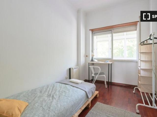 Quarto em apartamento de 5 quartos para alugar em Almada, Lisboa