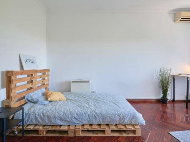 Quarto em apartamento de 5 quartos para alugar em Almada, Lisboa