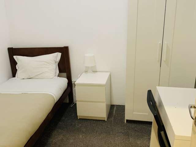 quarto em apartamento de 6 quartos em Arroios, Lisboa