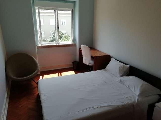 Quarto em apartamento partilhado de 4 quartos para alugar, Lisboa
