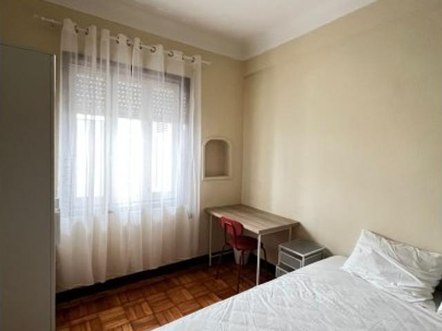 Quarto disponível para alugar em apartamento compartilhado de 5 quartos no Porto