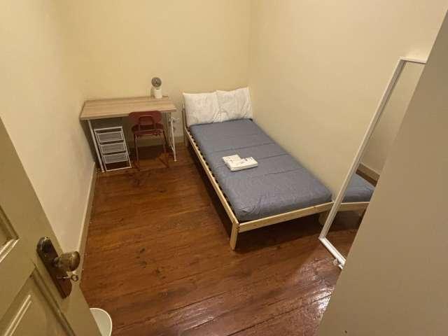 Quarto em apartamento partilhado de 3 quartos no Porto