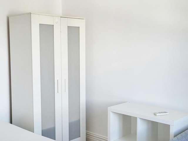 Quarto disponível para alugar em apartamento com 20 quartos em Gondomar, Porto