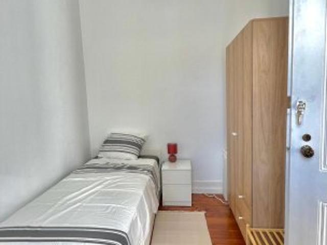 Quarto em apartamento partilhado de 3 quartos para alugar em Lisboa