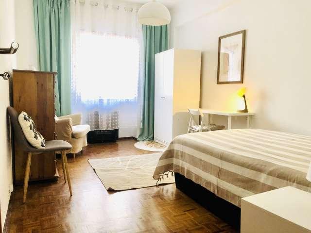 Quarto disponível para alugar em apartamento compartilhado de 3 quartos em Sintra