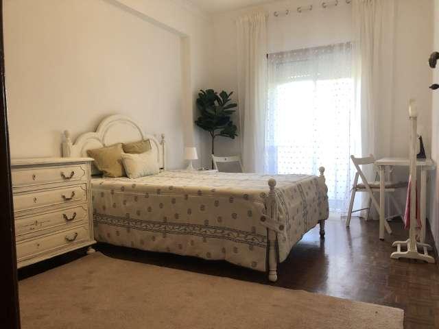 Quarto disponível para alugar em apartamento compartilhado de 3 quartos em Sintra