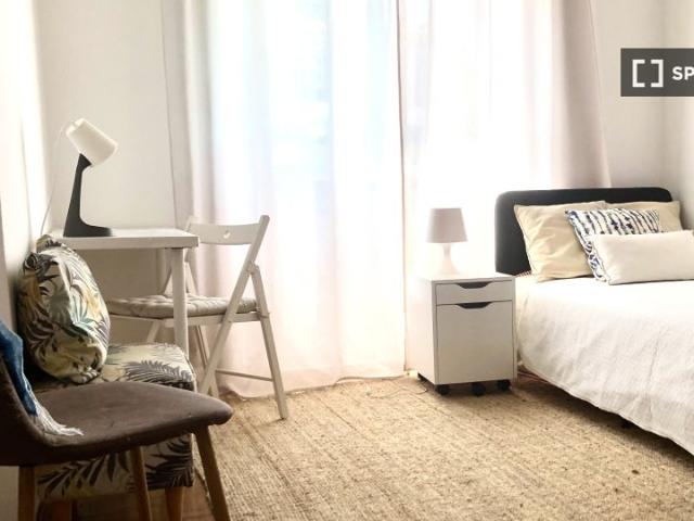 Quarto disponível para alugar em apartamento compartilhado de 3 quartos em Sintra