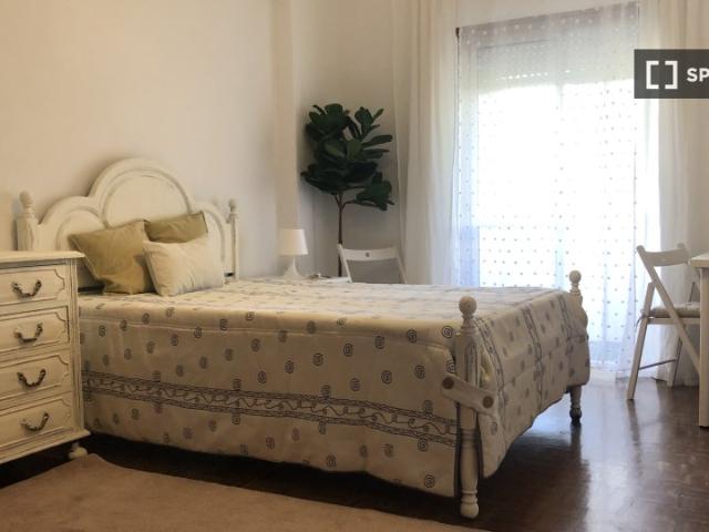 Quarto disponível para alugar em apartamento compartilhado de 3 quartos em Sintra
