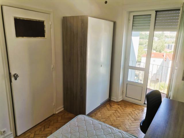 Quarto em Apartamento T5 Junto à Faculdade de Desporto Coimbra