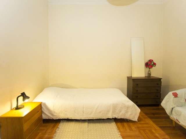 Quarto encantador para alugar em apartamento de 6 quartos no Barrio Alto