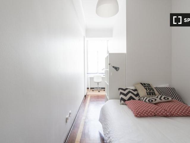 Quarto ensolarado em apartamento com 10 quartos no Areeiro, Lisboa