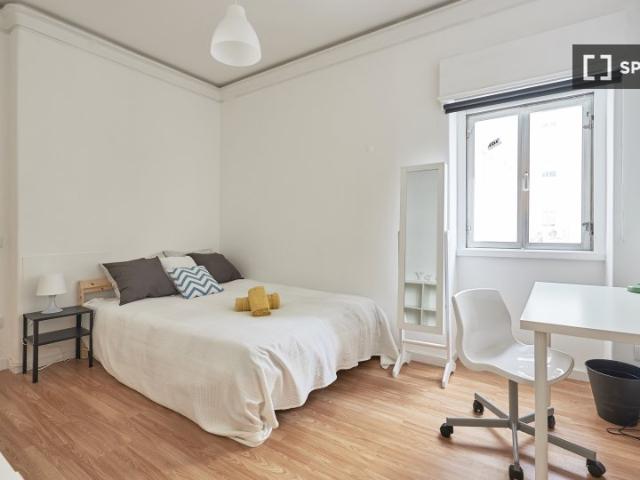 Quarto ensolarado em apartamento com 9 quartos nas Avenidas Novas, Lisboa