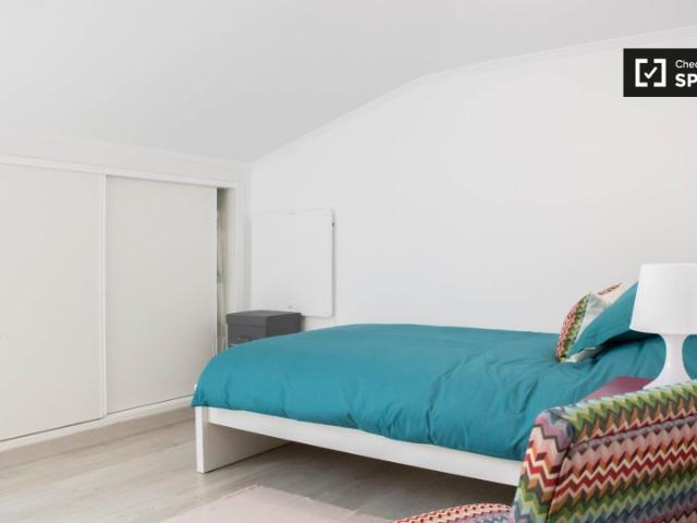 Quarto elegante para alugar em casa com 12 quartos, Parede