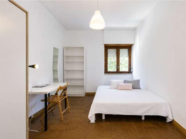 Quarto espaçoso, apartamento com 6 quartos em Campo de Ouri, Lisboa
