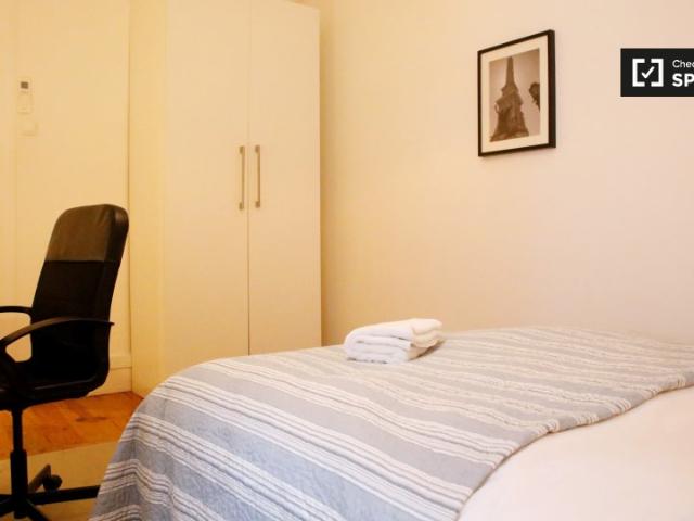 Quarto espaçoso para alugar em apartamento de 5 quartos em Arroios