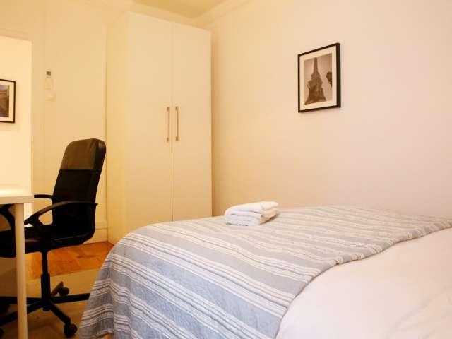 Quarto espaçoso para alugar em apartamento de 5 quartos em Arroios