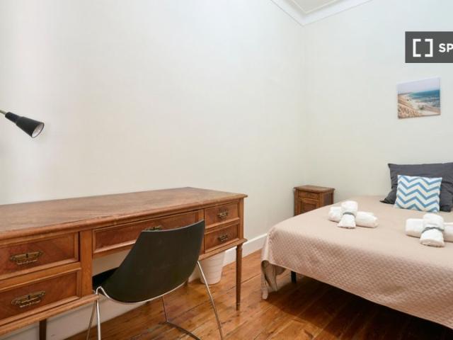 Quarto interior para alugar em apartamento T6 em Lisboa