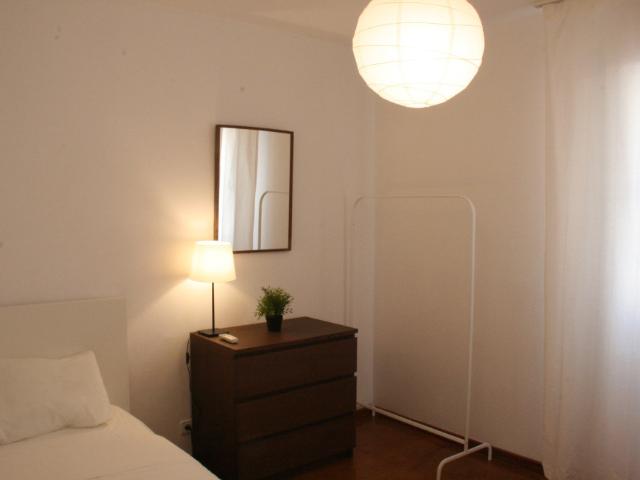 Quarto Individual Luminoso no Campo Grande