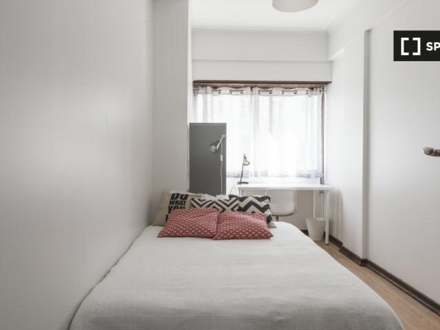 Quarto luminoso em apartamento com 10 quartos no Areeiro, Lisboa