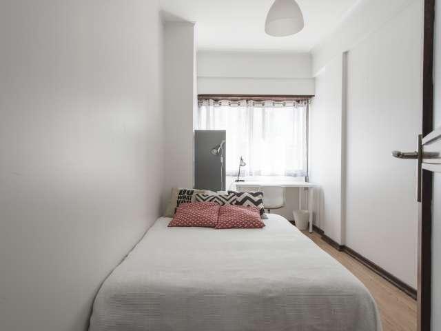 Quarto luminoso em apartamento com 10 quartos no Areeiro, Lisboa