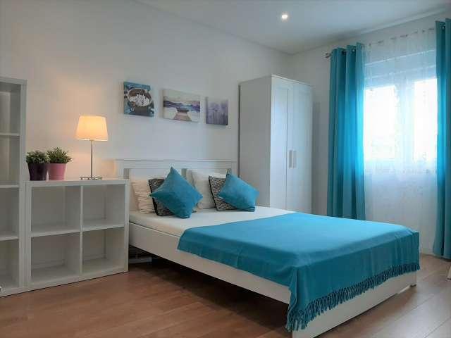 Quarto luminoso em apartamento com 4 quartos em Benfica, Lisboa